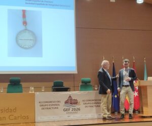 El Grupo Español de Fractura concede su medalla al Prof. Emilio Martínez-Pañeda